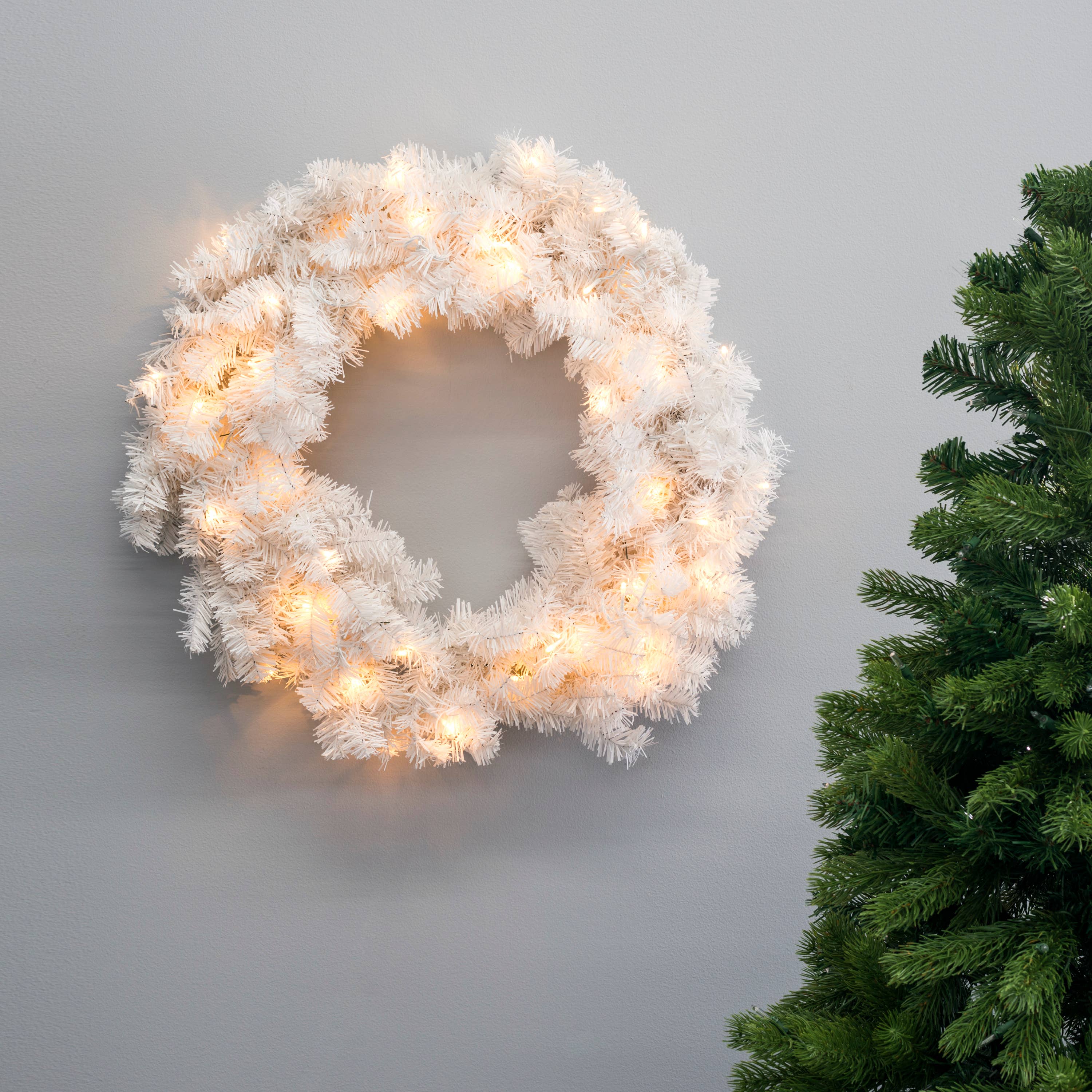 24" Pre-Lit Christmas Crystal White Wreath